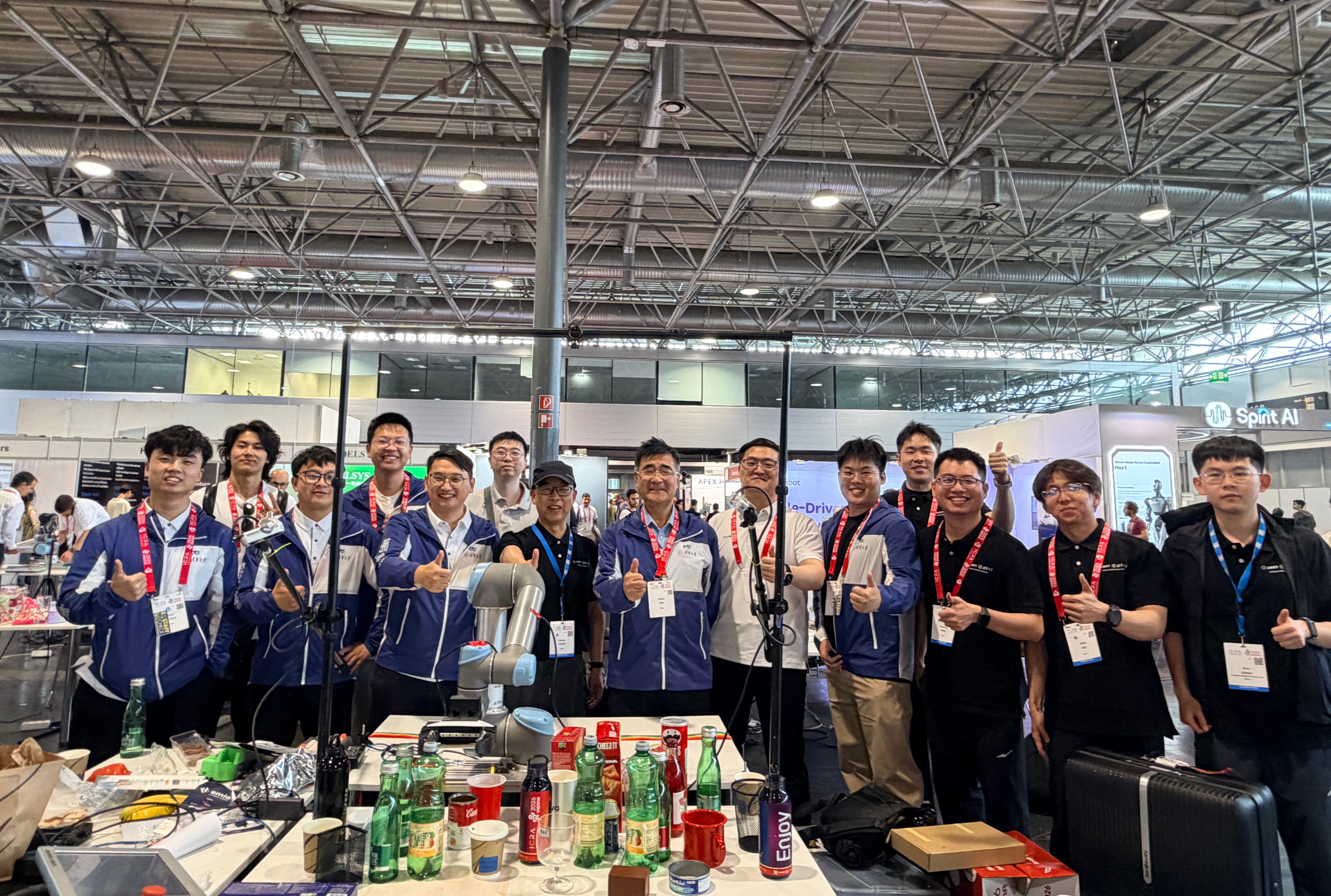 20260618-计算机系孙富春教授团队在ICRA 2026机器人竞赛中获两项冠军及一项铜牌-学生-团队在比赛现场合影.jpg
